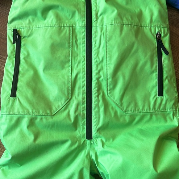 The North Face Kids' Freedom Waterproof Snowsuit in Chlorophyll Green Kids’ 6 - Picture 4 of 5